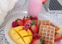 waffle and strawberries smoothies