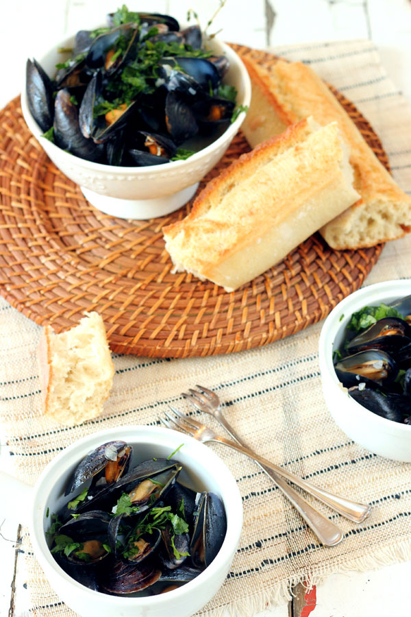 mussels in white wine served