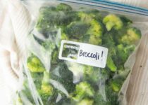 how-to-freeze-broccoli-freezer-bag easily-cookingthursday.com