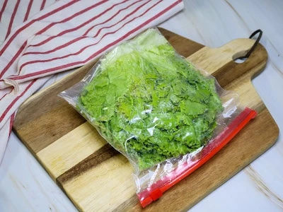 Bagged-Up-Lettuce for freezing in zip lock bag-cookingthursday.com